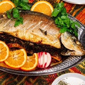 طرز تهیه ماهی سفید شکم پر مازندرانی با سبزی محلی و آب نارنج